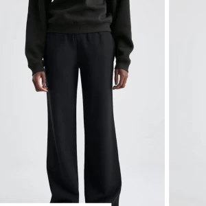 Mjukisbyxor  - Low waist mjukisbyxor från Bikbok. Endast testade då de var för små. 