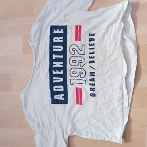 H&M tröja - Hej! Den här skjortan är verkligen häftig med logon på framsidan. Den är i storlek XS och passar barn runt 10 år. Priset är 15 kr och köparen står för frakten. Om du är intresserad, skicka mig ett meddelande. Tack! 