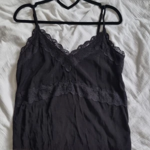 Linne med spets  - Svart spetslinne köpt på vero moda. Strl. 38