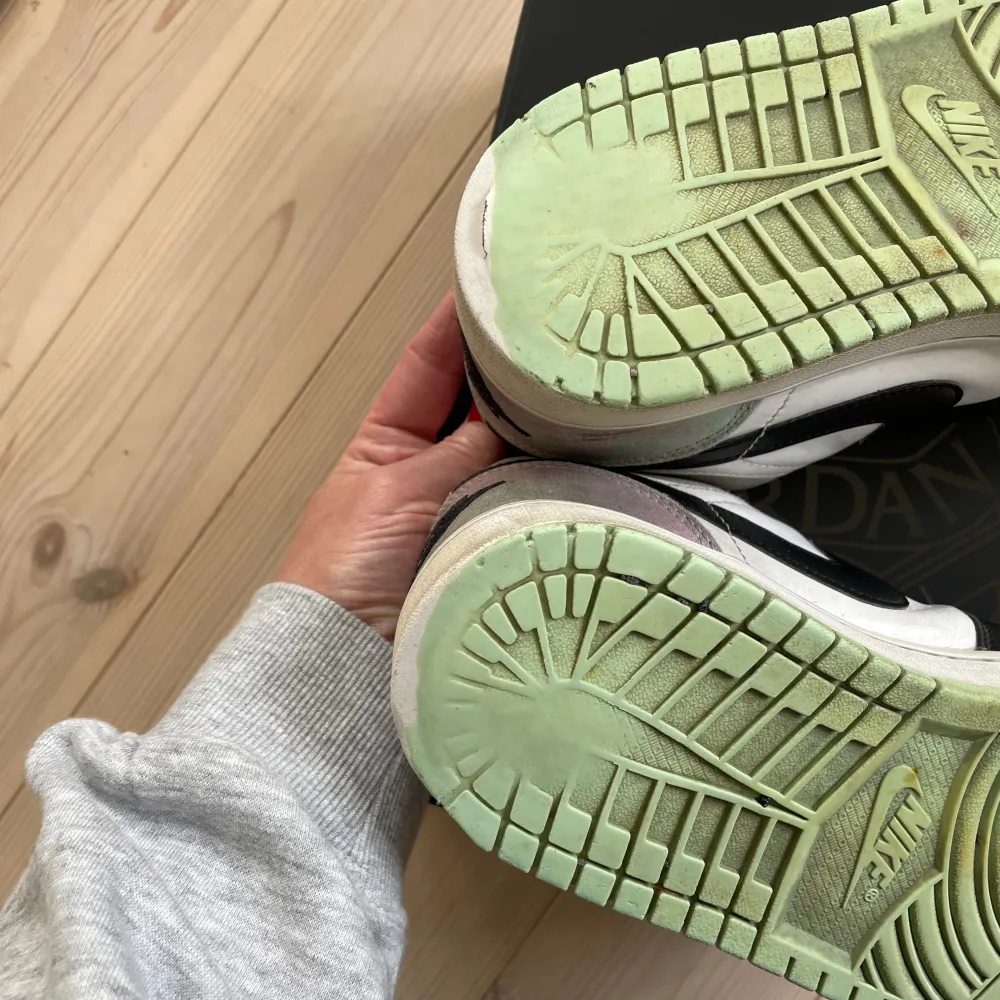 Använda Nike Jordan i vitt, svart plus melerat i mintgrönt och lila. . Skor.