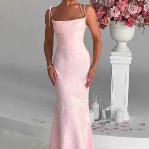 Rosa balklänning  - Helt oanvänd balklänning med prislapp kvar! Från hemsidan Babyboo, säljer då jag hittat en annan klänning jag vill ha