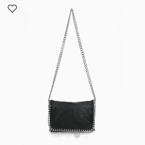 Tiamo väska - Säljer min tiamo väska, köpt för 550 och säljer för 200, pris kan diskuteras😇😇 skicket är bra förutom jättesmå röda fläckar från nagellack( bild 2 ) kom privat för fler bilder 💕💕