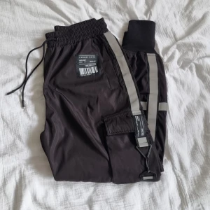 Cargobyxor  - Cargobyxor från New Yorker, strl. M, aldrig använda, reflex på sidorna 