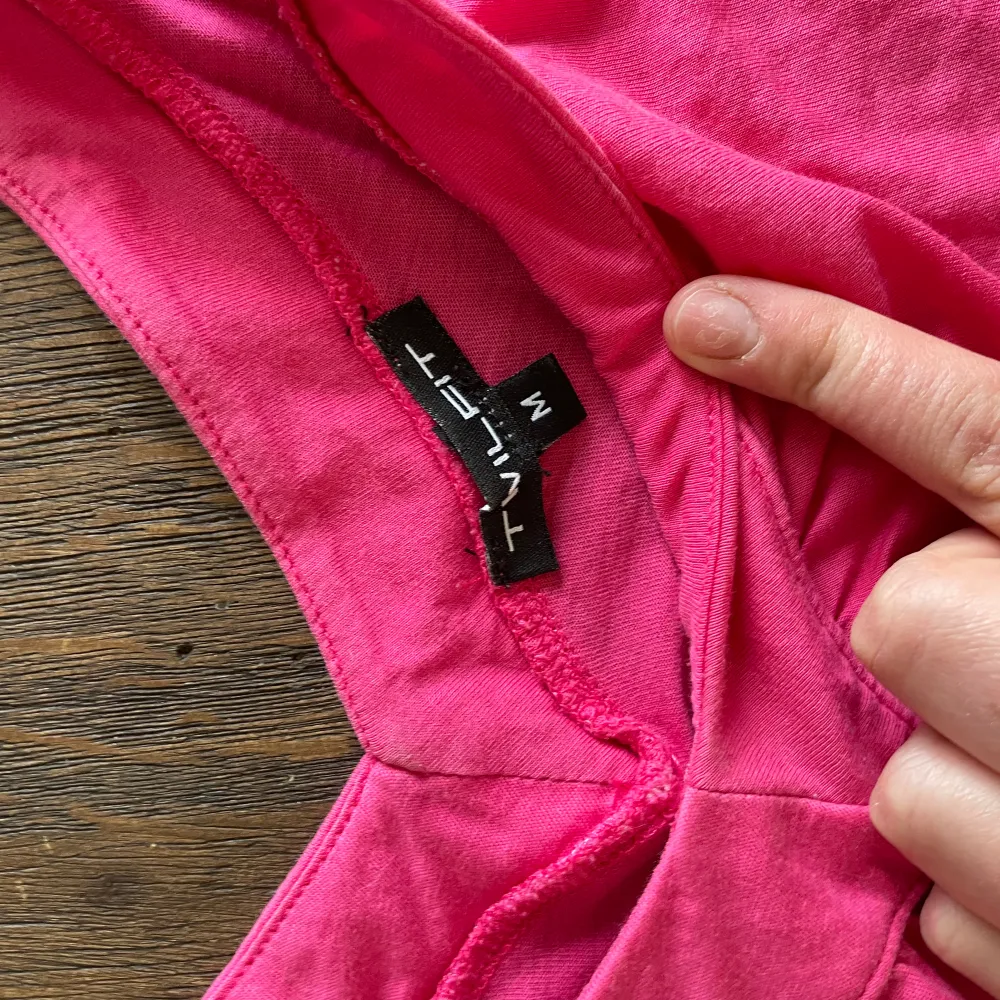 Ett fint rosa linne med v ringning och lite detaljer, ordinarie från twilfit och är i medium men skulle säga att den passar large också.💗. Toppar.