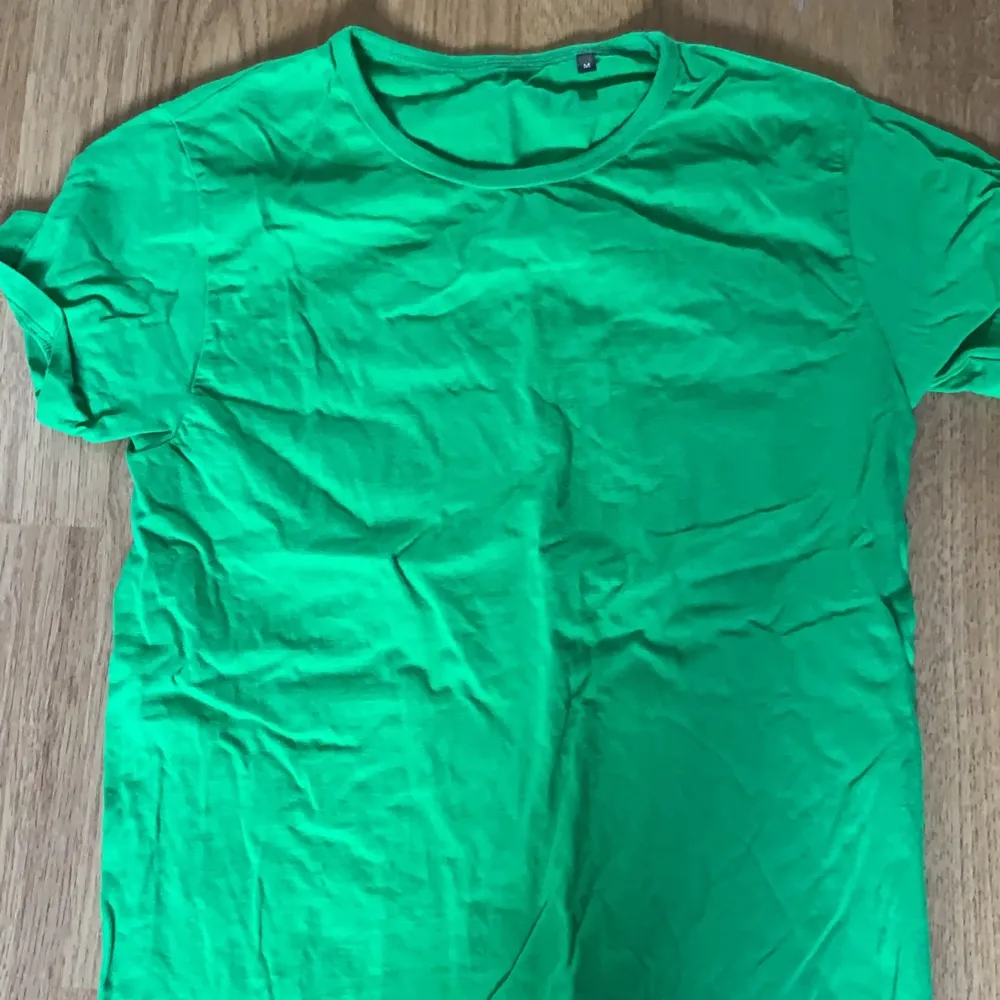 Grön tröja, orättvis färg då den är mer grönare i verkligheten. Tröjan var för stor för mig så jag säljer den därför🤗Vet inte vad det är för märke tyvärr 🫶🏻. T-shirts.