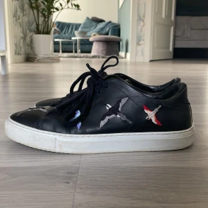 Axel arigato skor - Säljer dessa snygga arigatos skor som är bra skick, pris går att diskutera! Kan få bort lite smuts på dom också💫