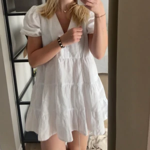 Vit Zara Klänning - Säljer denna populära och söta klänningen från Zara, perfekt till sommaren💕