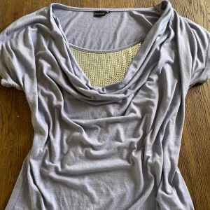 Fin festtopp med paljetter💗 - En jättegullig lila festlig topp med ett glittrigt underlinne som är fastsytt i tröjan, köpt secondhand men är i nyskick, den lila tröjan hänger lite pösigt över de glittriga linnet💗