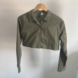 Croppad skjorta - Strl Xs  Bara använt en gång  Ny skick 