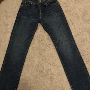 Levis jeans  - Köptes för 1000, använd fåtal ggr och första som köper får rabatt. Är i nyskick.