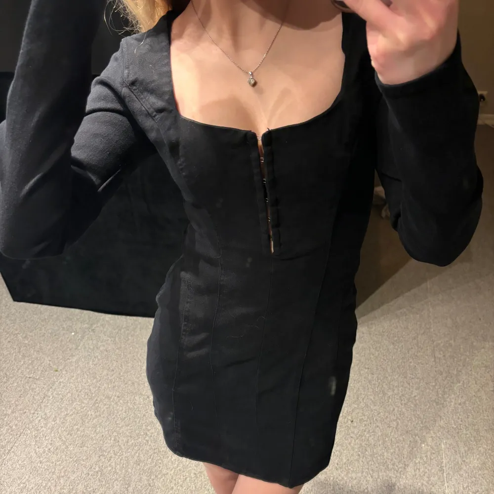 Säljer en helt oanvänd klänning från zara med prislappen kvar. Den är i jeans material. Skriv för fler frågor eller bilder. (köpare står för frakt)💗. Mekot.