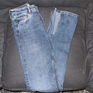 Fina jeans med slit 