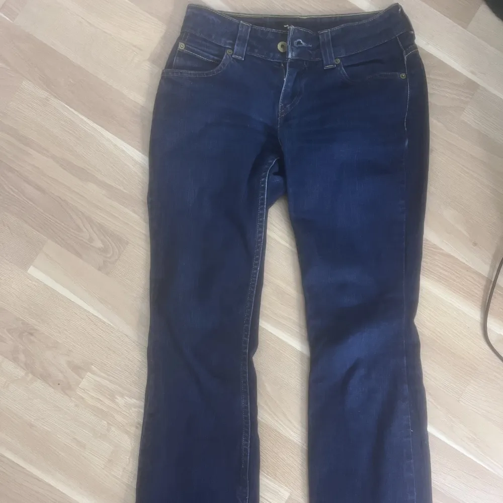 Jätte fina Levis jeans som verkligen har sjukt bra passform, sitter tyvärr lite tajt på mig därför jag säljer. Levis märket har spräckts lite men ingenting man tänker på. Fin mörkblå färg perfekt nu till våren 😍🤞. Jeans & Byxor.