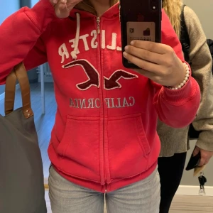 Hollister hoodie - Super gullig hoodie, skriv vid funderingar 