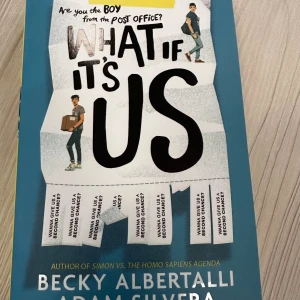 What If It’s Us av Becky Albertalli och Adam Silvera - En engelsk bok som är en romantisk komediserie för unga vuxna. Handlar om två killar som inte kan bestämma om universum för de samman eller isär
