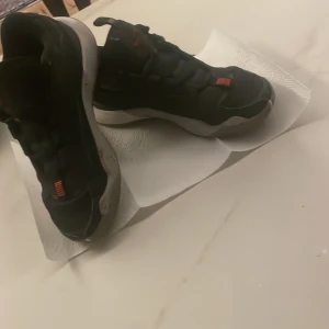 Säljer ett par jordan 2 väldigt bra skick men vill inte ha dom längre knappt använda. Pris i butiken är 1200 men säljer för 495 kr - Jordans, bra skick, bra pris