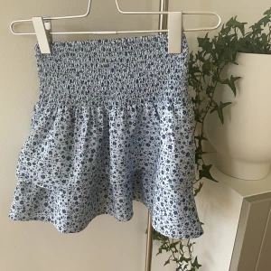Kjol Gina Tricot - Fin blå kjol från Gina Tricot.  Märkt 146/152. Passar även en xxs 