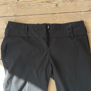 Lowwaist kostymbyxor  - Så så snygga kostymbyxor med lowwaist. Passar tyvärr inte mig.  Står 38 men de är små i storlek så mer en 36 