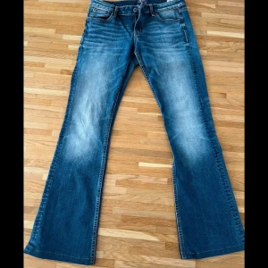 Vintage bootcutjeans - Lågmidjade bootcutjeans från Crocker. Storlek W30 L33. Knappt använda och inga hål. Skriv vid frågor🫶 Hela längden: 97 cm Innerbenslängd: 76 cm Midjemått: 39 cm