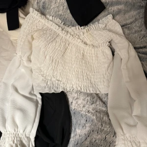 Topp  - Säljer denna fina fina toppen men har aldirg använt, fråga gärna om bild🥰 Strl s 