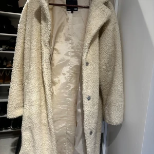 Kappa - Vår/höst kappa i teddy material, gott skick. 