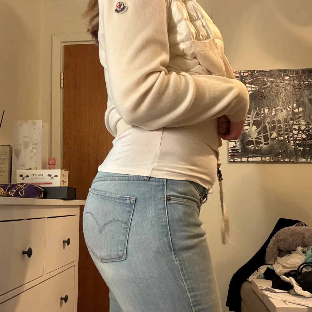 Säljer nu mina lågmidjade Levis jeans då dem är lite för korta för mig som är 170 lång. Jag brukar ha S-M i jeans och storleksmässigt sitter dem perfekt på mig. Dem är utsvängda och har slits. Vid intresse kan jag skicka fler bilder❤️. Jeans & Byxor.