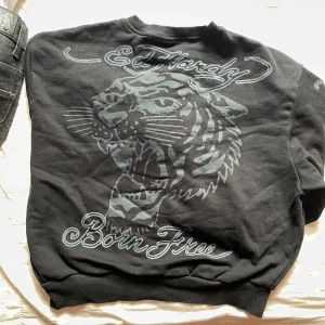 Ed Hardy  - Köpt för ca 800kr Självklart helt ren innan frakt.  Hör av er för mer bilder