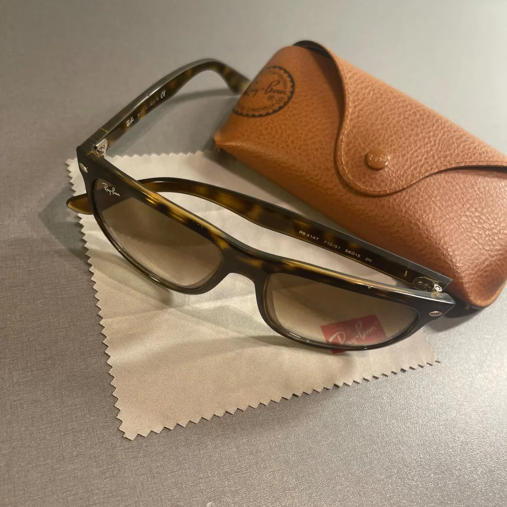 Hej! Säljer nu dessa super snygga bruna solglasögonen från rayban. Jätte fint skick utan repor eller sprickor. Modellen är den populära RB ”4147”. Tillkommer fodral och putsduk. Kan frakta eller mötas upp i Kungälv. PM 📩 vid fler bilder/frågor :). Accessoarer.