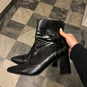 BOOTS 🖤 - Snygga boots! Endast använda ett fåtal gånger 🖤