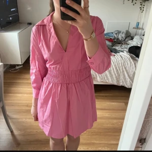 Rosa klänning Zara - Kort rosa zara klänning i jättefint skick. Den är jättefint skick då den inte har kommit till användning för mig så ofta🥰😊 