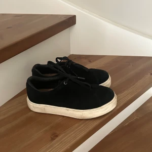 Eytys - Säljer mina soja sneakers i storlek 40 då det ej kommit till användning för det är förstora för mig, skosnörena på dem har gått sönder och är knytna i varndra, men går lätt att byta💓 skriv för fler bilder