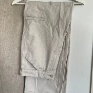 Beiga cargopants - Helt nya cargobyxor i jeans 