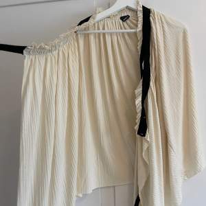 Så fin och somrig kjol Fint svall🥰 Överlappande som man knyter själv så den passar många olika storlekar🌸 men står S på lappen  (Tips! Köp med bundle för att spara på den frakten🔥! In och fynda fler plagg i flödet👑😉)