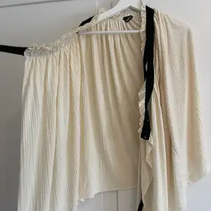 Så fin och somrig kjol Fint svall🥰 Överlappande som man knyter själv så den passar många olika storlekar🌸 men står S på lappen