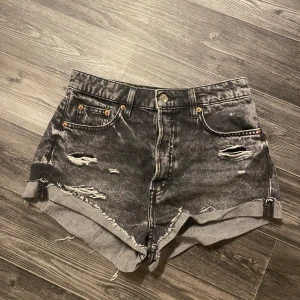 Shorts - Stentvättade svarta shorts, använt en del för någon sommar sen men säljer då de blivit lite för små. Jättefina annars och tyckte om hur de satt. 