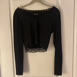 Tunn svart tröja med spets - En tunn svart tröja som tyvärr är för liten för mig