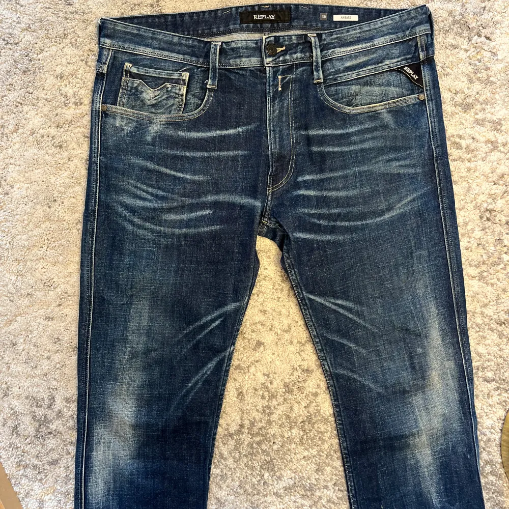 Tjena! Säljer nu ett par Replay jeans | Skick 9,5/10 mycket bra | Nypris ca 1800kr | Mitt pris 475kr | Kom gärna pm vid frågor eller funderingar | Postas eller möts upp i Gävle!. Jeans & Byxor.