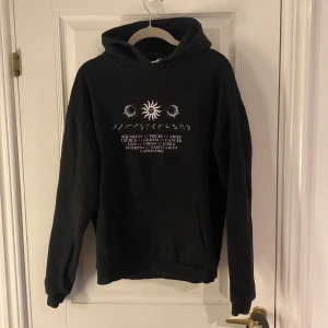 Svart hoodie - Svart hoodie från madlady som är för lite för mig