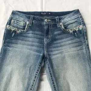 Miss Me jeans som är i nyskick, använda en gång 💕storlek W30 L27 | midja rakt över 41, innerben 68, ytterben 91 cm