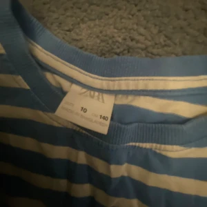 Fin och bra t-shirt - Denna t-shirt säljer jag för att den aldrig kommer till användning. Den är i storlek i 140 och är från zara.