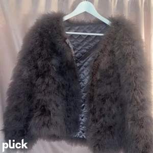 Päls jacka  - Säljer denna super fina päls jacka med strutts fjädrar! Använd ett fåtal gånger, väldigt fin vid festliga tillfällen!🪽
