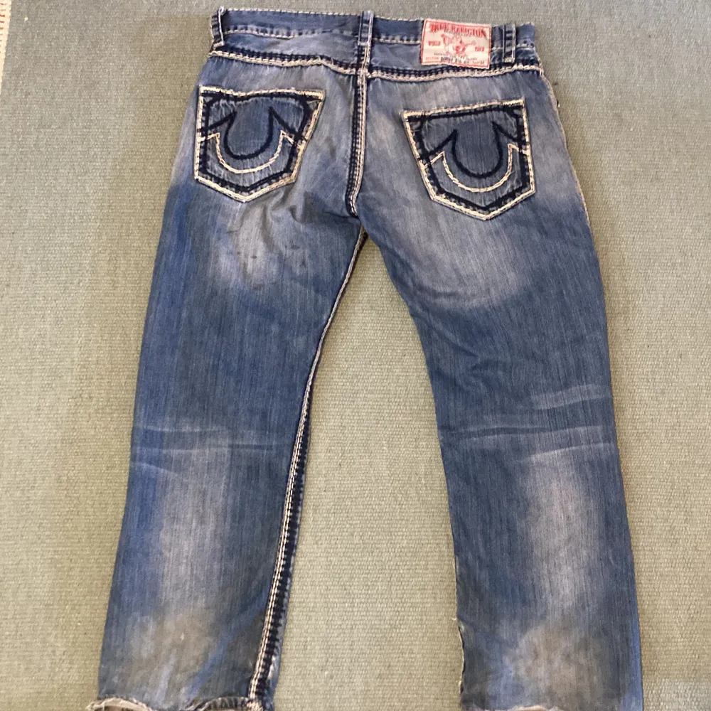 Säljer ett par True religion jeans bra skick förutom ett litet hål längst ner på byxorna, ganska baggy storlek 36. . Jeans & Byxor.
