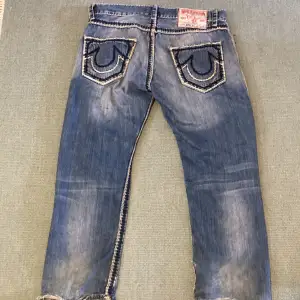 Säljer ett par True religion jeans bra skick förutom ett litet hål längst ner på byxorna, ganska baggy storlek 36. 