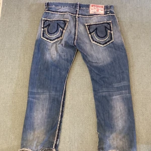 True religion jeans - Säljer ett par True religion jeans bra skick förutom ett litet hål längst ner på byxorna, ganska baggy storlek 36. 