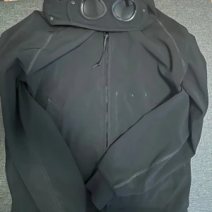 C.P COMPANY vindjacka  - Perfekt inför våren/hösten. Funkar som en regn och vindjacka. Storlek 46 vilket motsvarar en S/M storlek. Äkta såklart och fler bilder finns. Jackan är som i nyskick, vilket googels också är. 