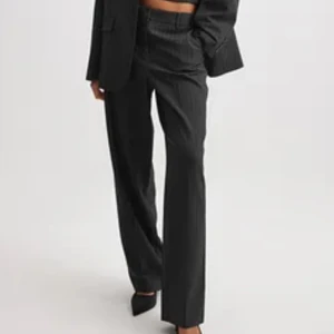 Randiga kostymbyxor - Helt nya lågmidjade grå randiga kostymbyxor💓 säljer pågrund av att dom var förstora på mig, prislappen är kvar🥰🥰