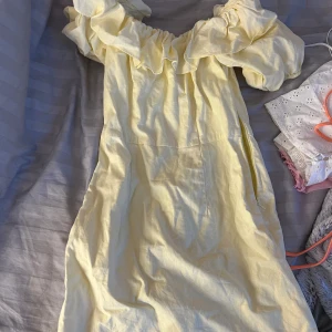 Gul klänning - Klänning i fin ljus-gul nyans. Linneblandning. Använd 1 gång så i fint skick.