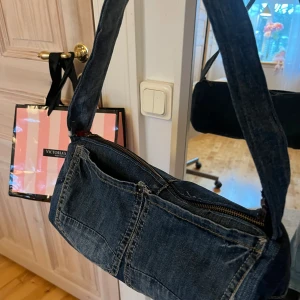 Jeansväska - Blå jeansväska med rutigt tyg på insidan!🐬🐬Jag själv har sytt den men har ingen användning av den💖
