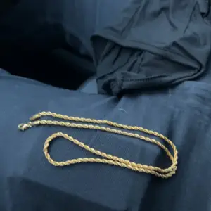 Säljer ett guld halsband inte äkta (55cm)