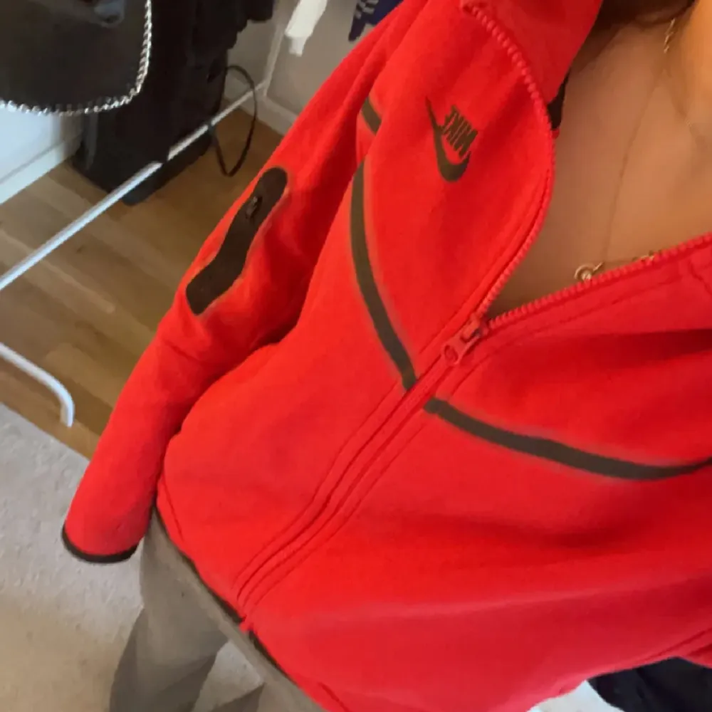 Säljer min röda Nike  tröja då jag inte andvänder den längre, fint skick men har en fläck i armen som ej går bort.. Hoodies.